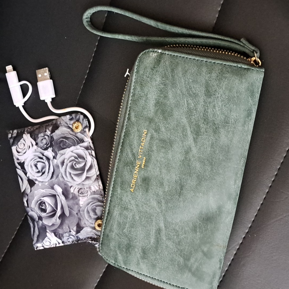 Nwt Wallet/Charger - Picture 2 of 9